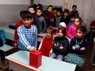 Suriyeli çocuklar simit paralarını Halep için topluyor