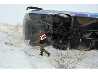 Sivas’ta 3 yolcu otobüsü devrildi: 25 yaralı