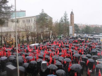 Siirtliler yağışa rağmen teröre tepki için yürüdü