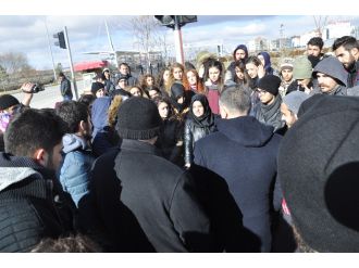 Okul arkadaşlarının öldüğü yolu kapatmak istediler