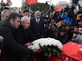 Olay yerine çiçek bıraktı
