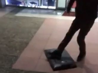 Yetkili servise kızınca bunu yaptı