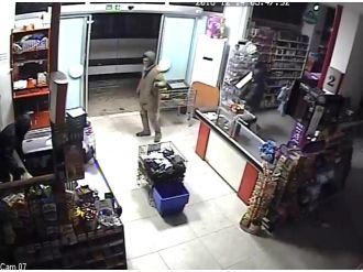 Şaşın hırsızlar kamerada