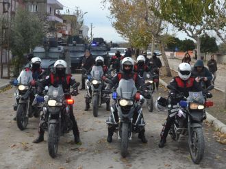 Polis operasyon yaptı, vatandaş alkışlarla destek verdi