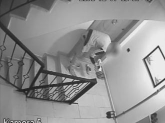 Çaldığı ayakkabıların yerine kendininkileri bıraktı