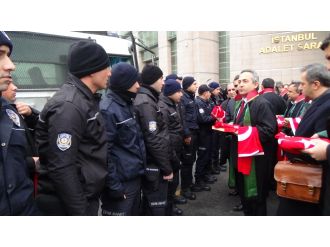 Avukatlardan çevik kuvvete Kur’an ve Türk bayrağı