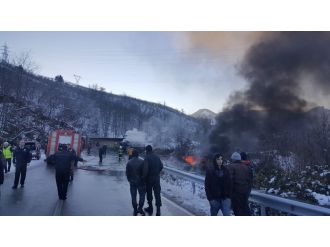 Tanker ile tır çarpıştı: 2 ölü, 1 yaralı