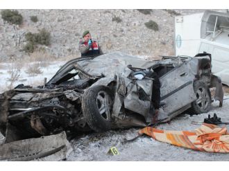Buzlanan yolda feci kaza: 2 ölü, 1 yaralı