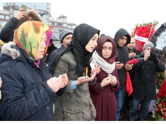 Şehidine 11 gül getirdi