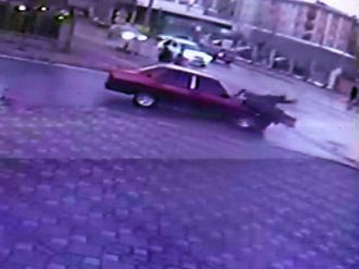 Otomobil yayalara böyle çarptı