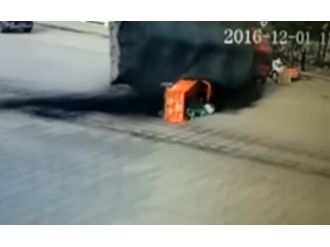 Devrilen kamyonun altında can verdi