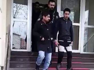 Bıçakla gasp edip balkondan attılar