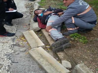 Sokak ortasında sırtından bıçakladılar