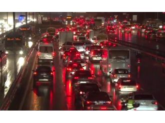 İstanbul’da kar, trafiği felç etti