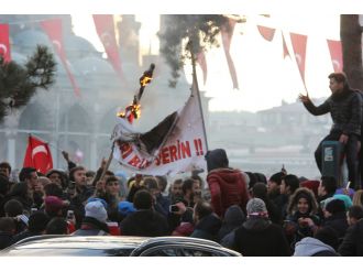 Öcalan, Demirtaş ve Üstündağ pankartlarını ateşe verdiler