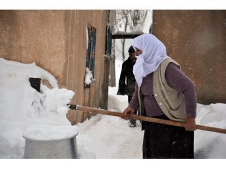 Köylüler su sıkıntılarını kar eriterek gideriyor