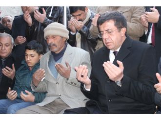 Bakan Zeybekçi şehit ailesini ziyaret etti