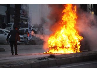 Alev alev yanan otomobile aldırmadan yollarına devam ettiler