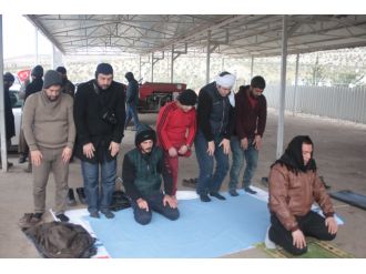 Suriye’de bacağını kaybeden çocuk Türkiye’de şükür namazı kıldı