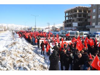 Diyarbakır ve Hakkari’de binlerce insan ’terörle lanet’ okudu