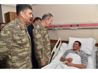 Orgeneral Akar yaralı askerleri ziyaret etti