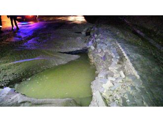 Patlayan su borusu yolda 4 metrelik çukur açtı