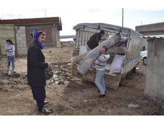 Bu ülkeninin güzel öğretmenleri Suriyeli aileye sahip çıktı