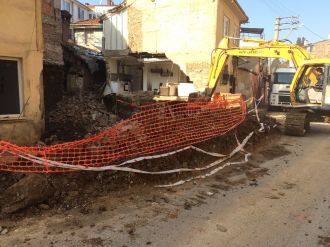 Duvarı çöken evin mutfağı ve salonu açıkta kaldı