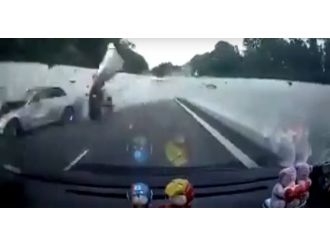 Karşı yöne geçen otomobil dehşet saçtı