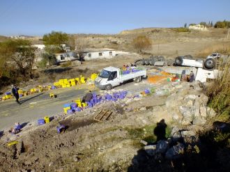 Ters dönen tırdan burnu bile kanamadan çıktı