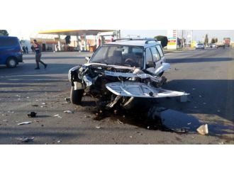 İki otomobil kafa kafaya çarpıştı: 3 yaralı