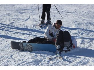 Uludağ’da tepetaklak kayak keyfi