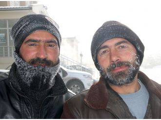 Soğuk kaş ve sakalları da dondurdu