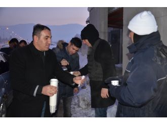 Muş’ta dondurucu soğukta nöbet tutan polislere sıcak ikram