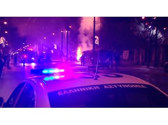 Atina’da 3 troleybüs kundaklandı