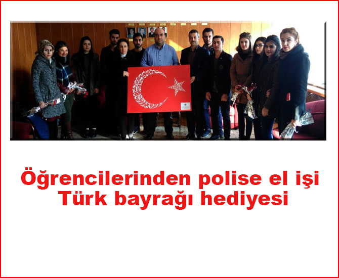 Öğrencilerinden polise el işi Türk bayrağı hediyesi