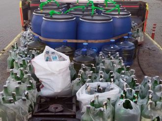 SON DAKİKA Yılbaşı öncesi sahte içki imalathanesine baskın