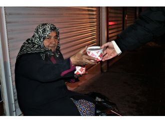 Buz gibi soğukta her gece çorba dağıtıyorlar
