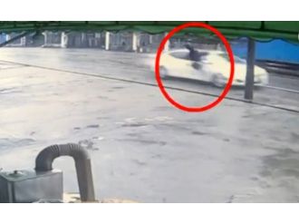 Cep telefonuyla uğraşırken aracıyla yayaya çarptı