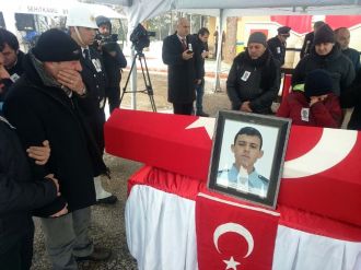 Şehit oğlunun tabutuna böyle baktı