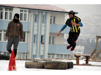 PÖH sınavına hazırlık için inşaat malzemelerinden parkur