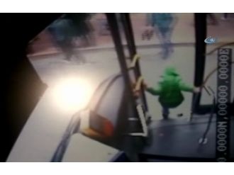 Ailesi otobüse binemedi: Çocuk açık kapıdan atladı