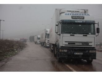 Suriye’ye yardımlar kar altında devam ediyor