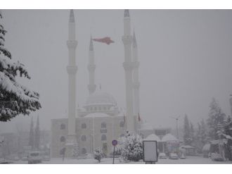 Antalya’da kar yağışı okulları tatil ettirdi