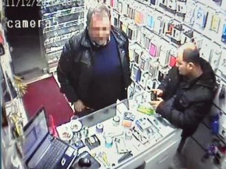 Çaldığı telefonu kargoyla geri gönderdi