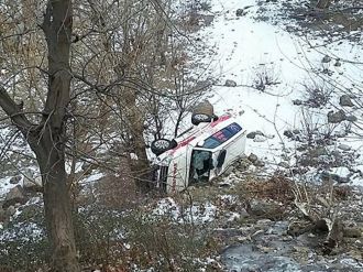 Hasta almaya giden ambulans şarampole yuvarlandı