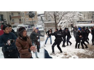 Çevik kuvvet ile vatandaşın kartopu savaşı