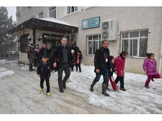 Alanya’da öğrenciler kar nedeniyle okulda mahsur kaldı