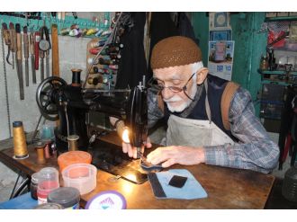 74 yıldır ayakkabı tamir ediyor