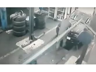 Oto teknisyeni tamirhane kanalına düştü